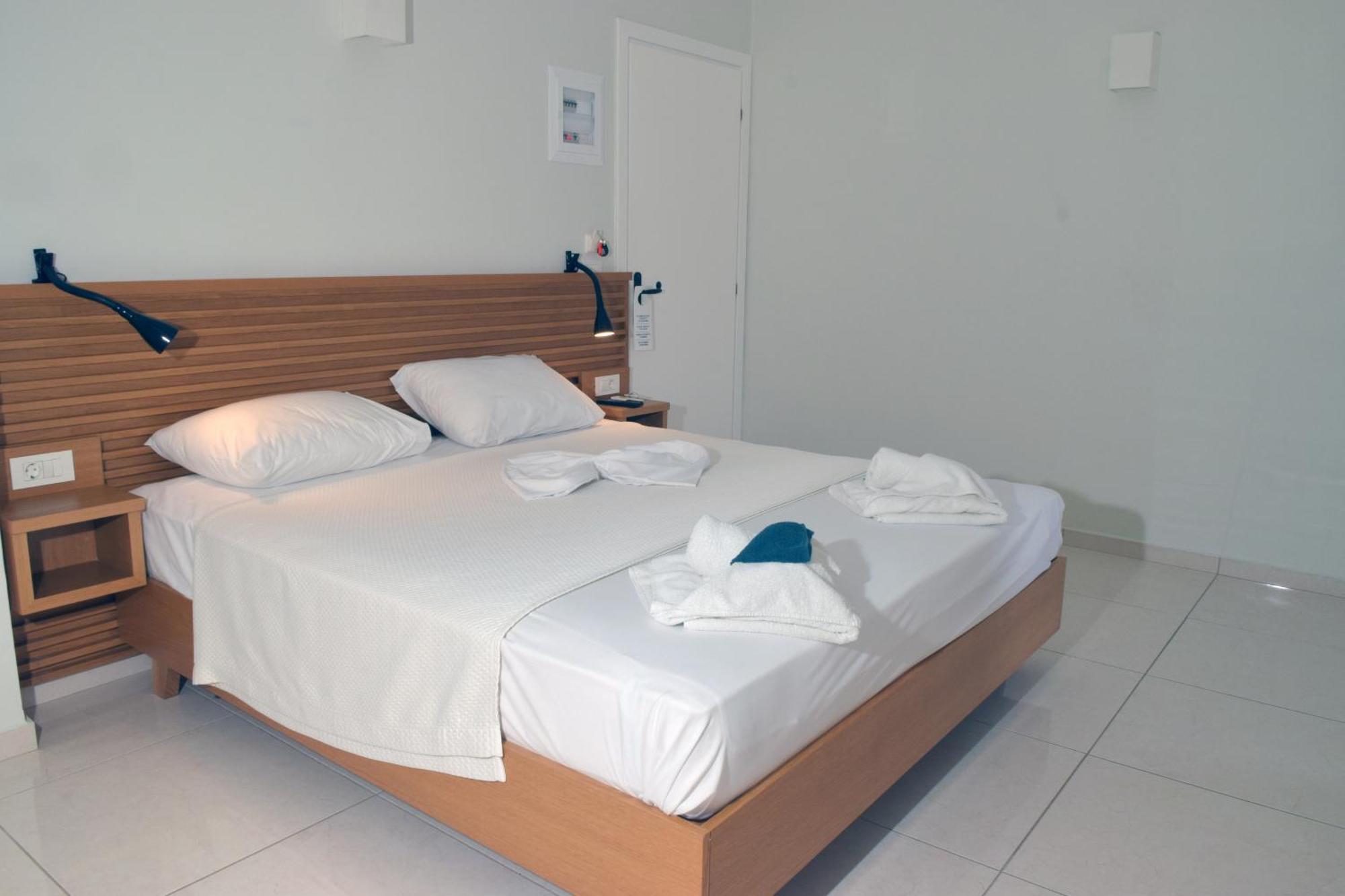 Mithos Premium Rooms Agia Marina Buitenkant foto